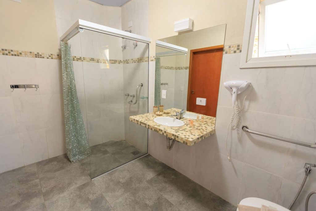 Barrierefreies Bad mit bodenebener Dusche, Haltegriffen und Klappsitz