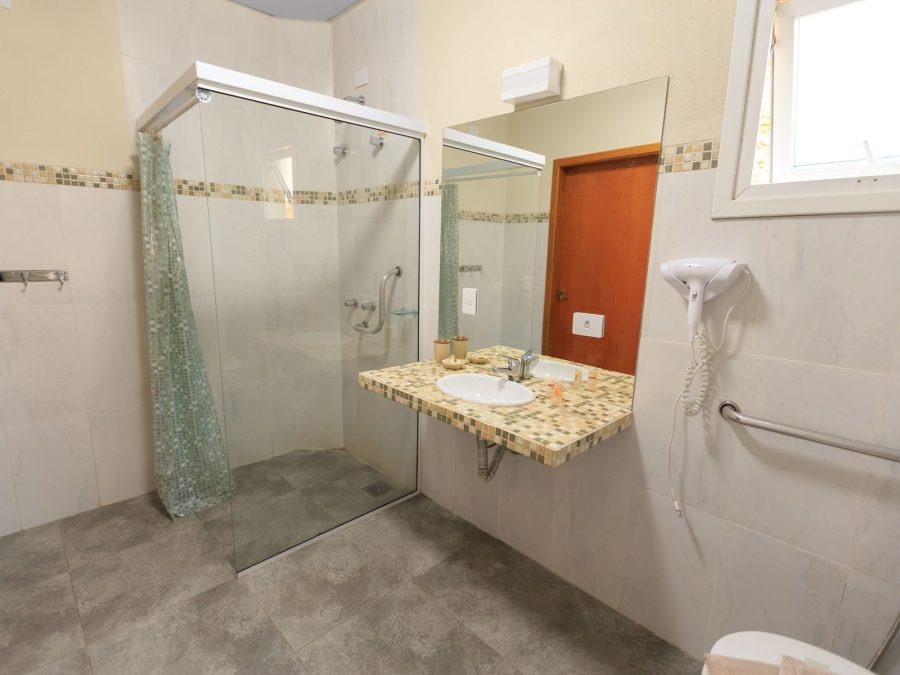 Barrierefreies Bad mit bodenebener Dusche, Haltegriffen und Klappsitz