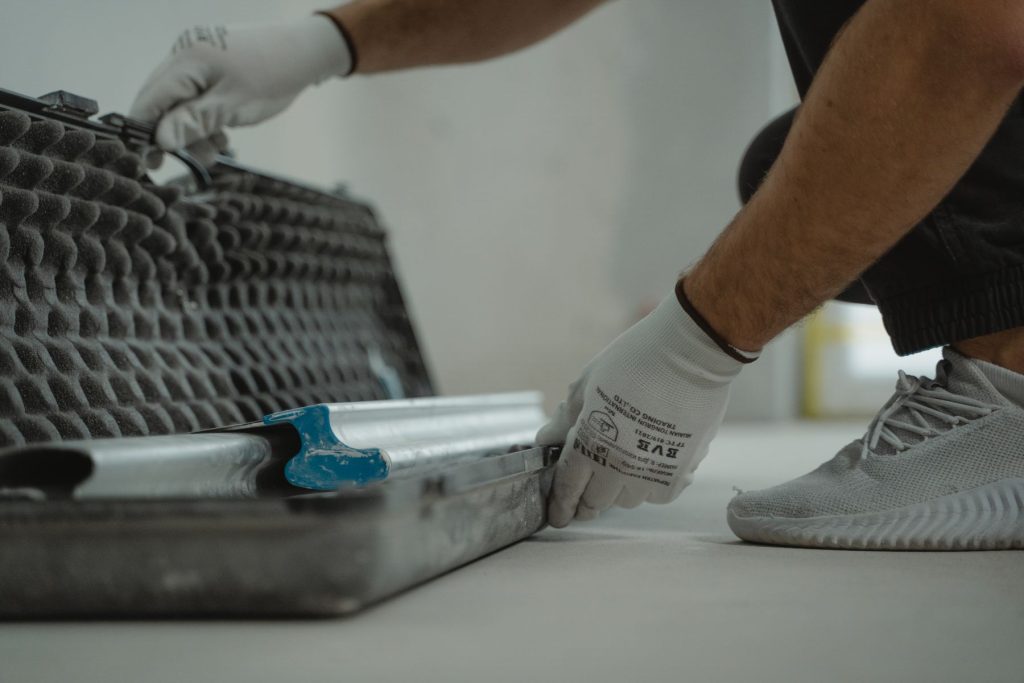 Handwerker glättet mit Werkzeug einen frisch verlegten Untergrund